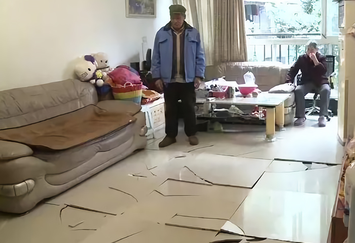 渝北的一戶居民家中，地上的瓷磚連續(xù)爆裂六小時(shí).jpg
