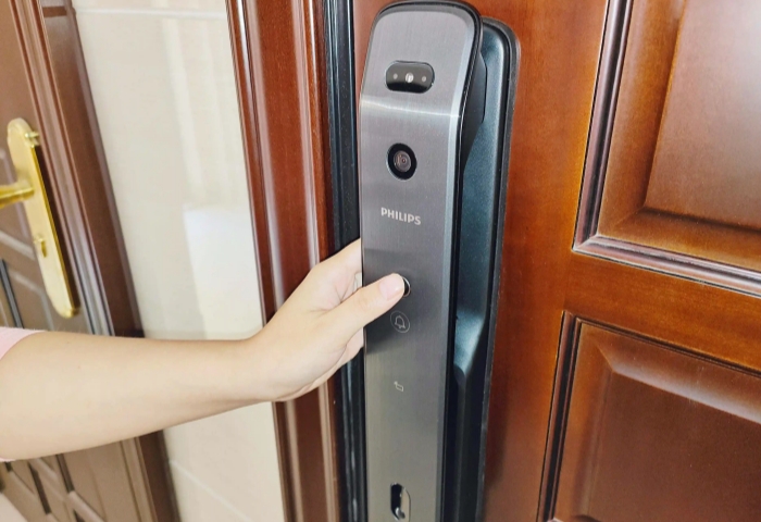  老房裝修必看！室外防盜門到底要不要換？